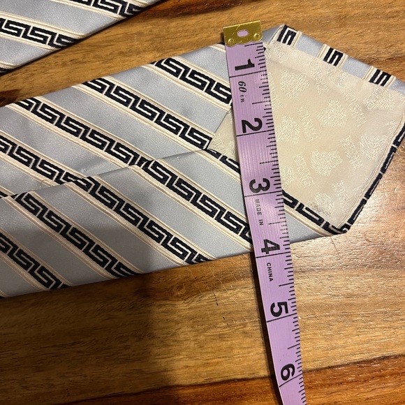 Authentic Versace tie used once in like new condition - Picture 4 of 6